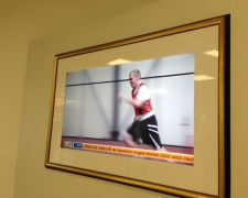Fernsehbild: Rahmung hängt flächenbündig vor der Wand