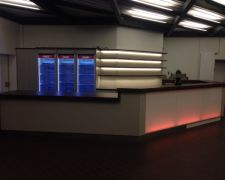 Restaurant-Tresen mit drei individuell einstellbaren Farbflächen in der Tresenfront